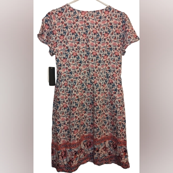 NWT City Triangles v neck printed flowy floral cap sleeve brass colored buttons - Picture 2 of 9